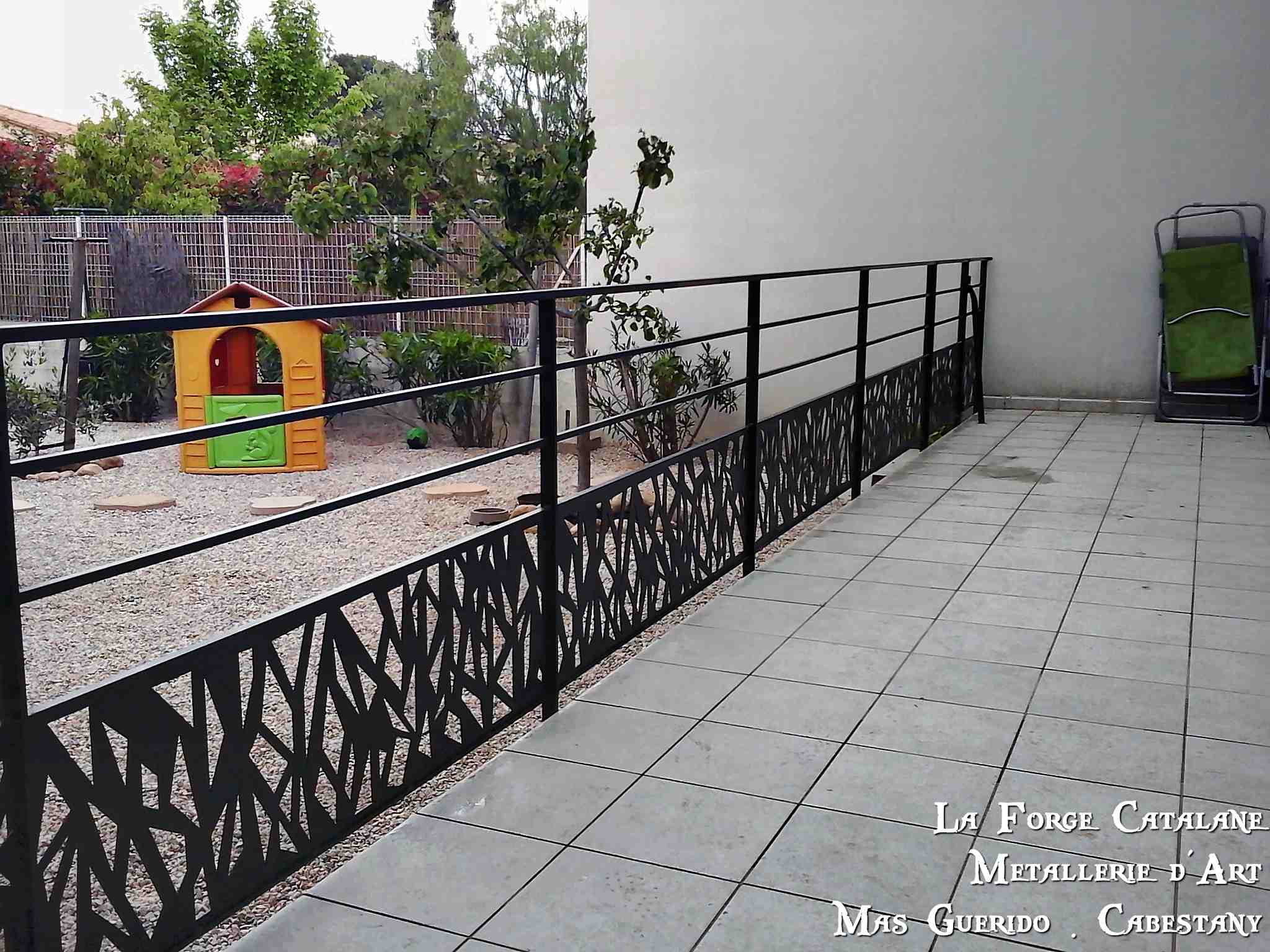 rambarde cloture moderne soubassement decoupe laser fer La Forge Catalane.jpg